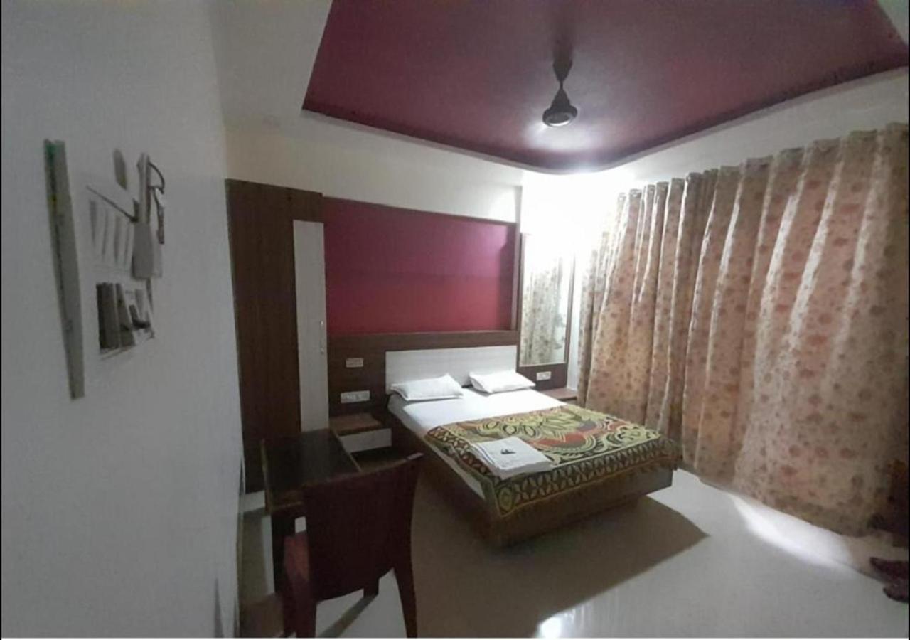 Hotel Sai Ganesh Lodging & Boarding By Wb Inn Titwala Ngoại thất bức ảnh
