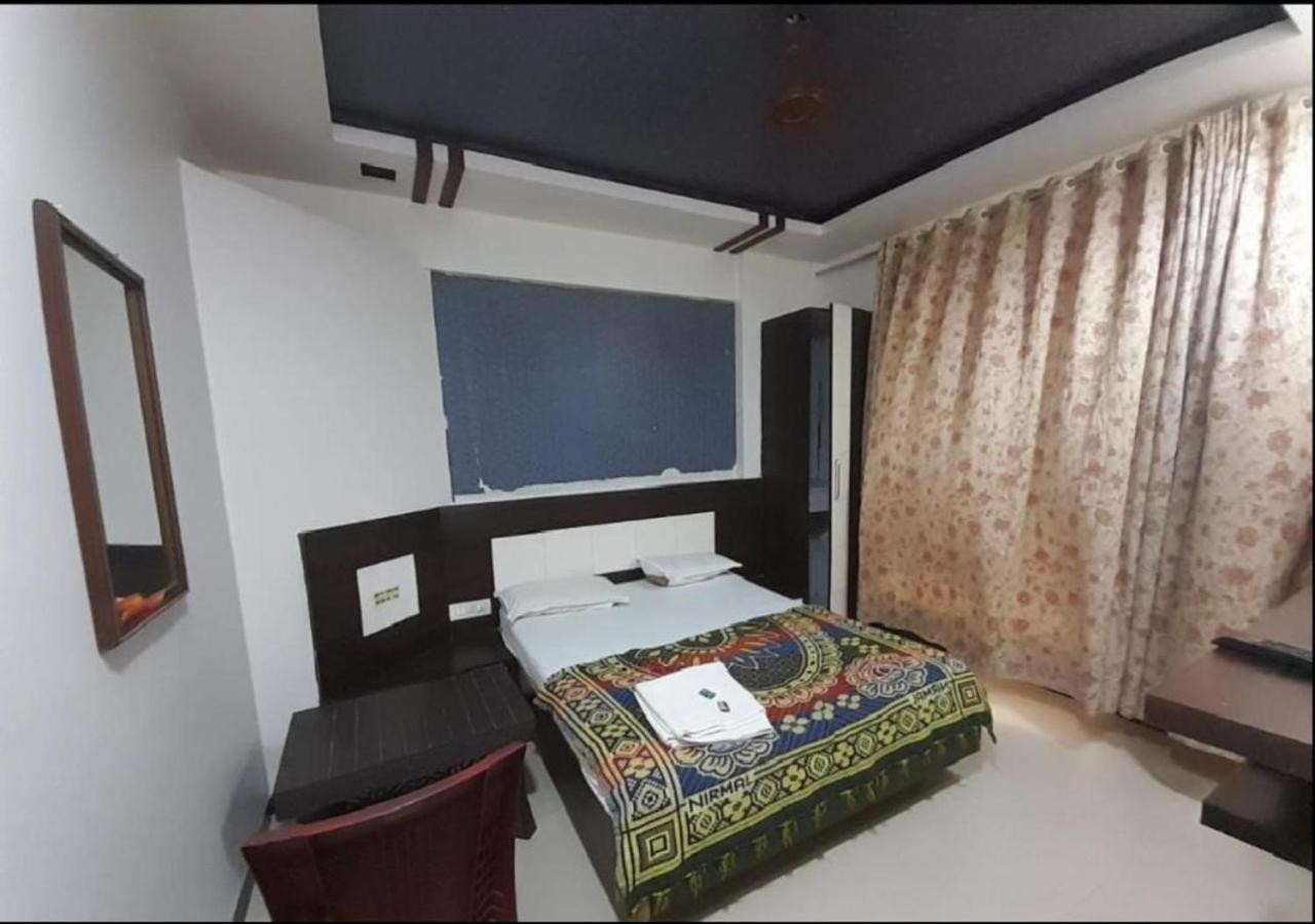 Hotel Sai Ganesh Lodging & Boarding By Wb Inn Titwala Ngoại thất bức ảnh