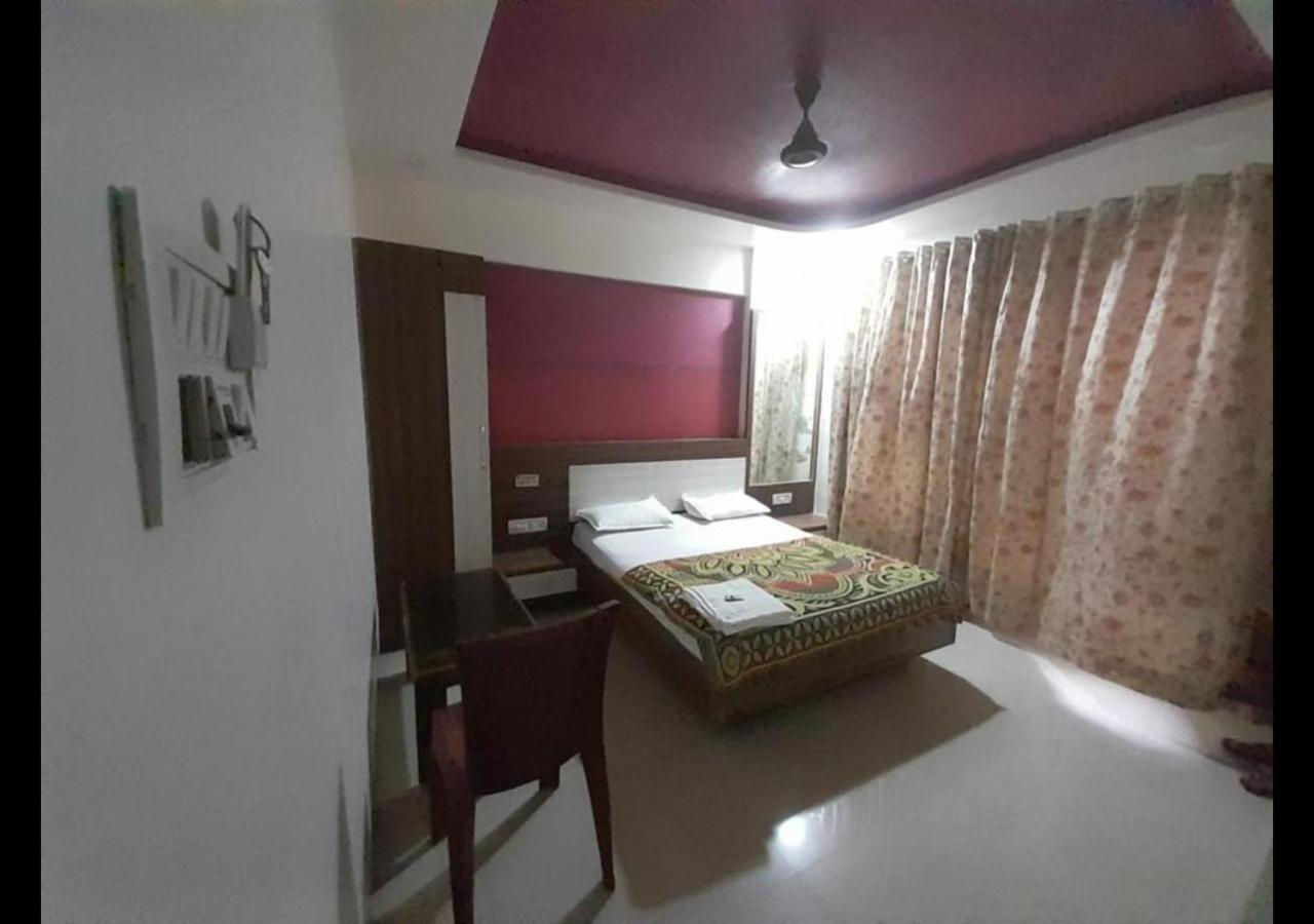 Hotel Sai Ganesh Lodging & Boarding By Wb Inn Titwala Ngoại thất bức ảnh